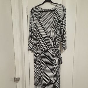 Striking maxi wrap dress in black-and-white geometric print. Rayon, Size 30